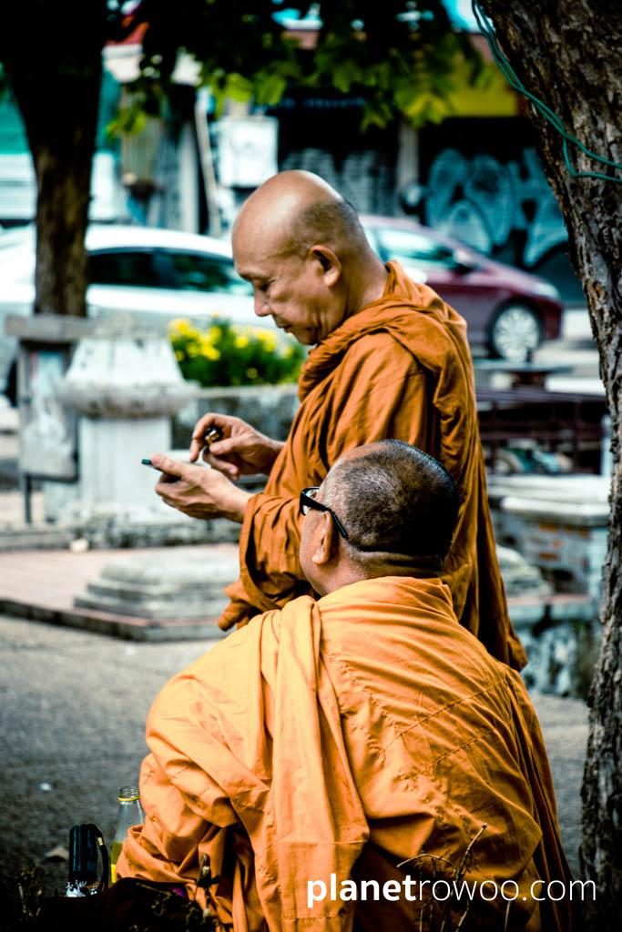 Monk on mobile, Tha Phae gate