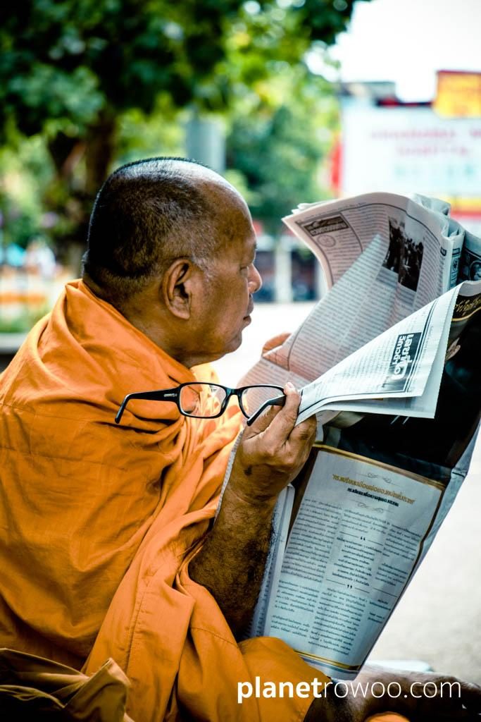 Monk reading newspaper, at the Tha Phae gate