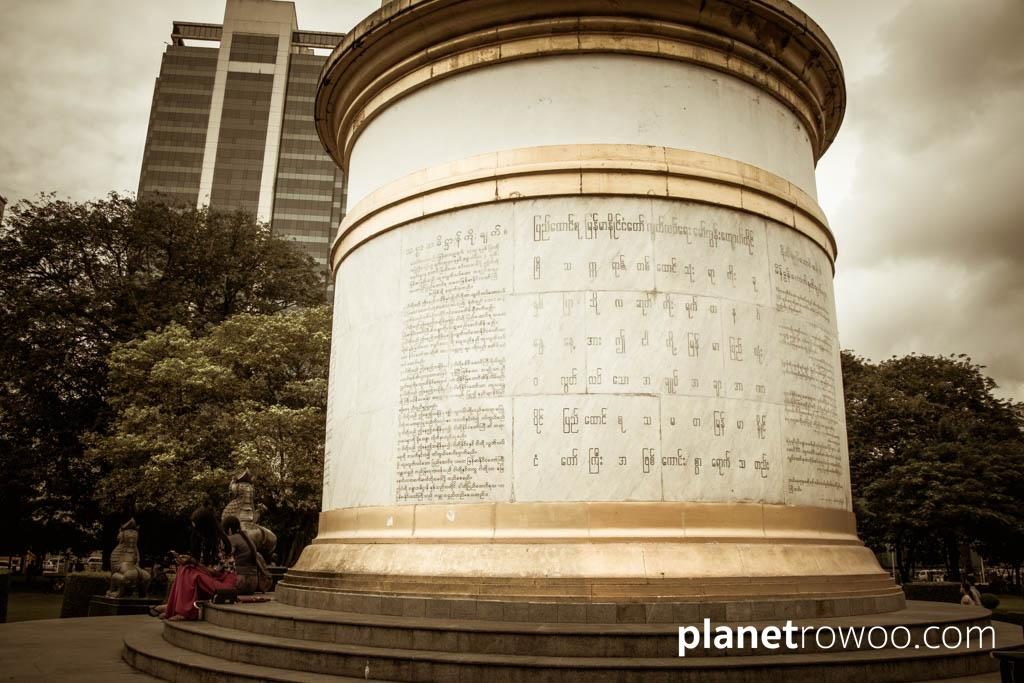 Independence Monument, Maha Bandula Park