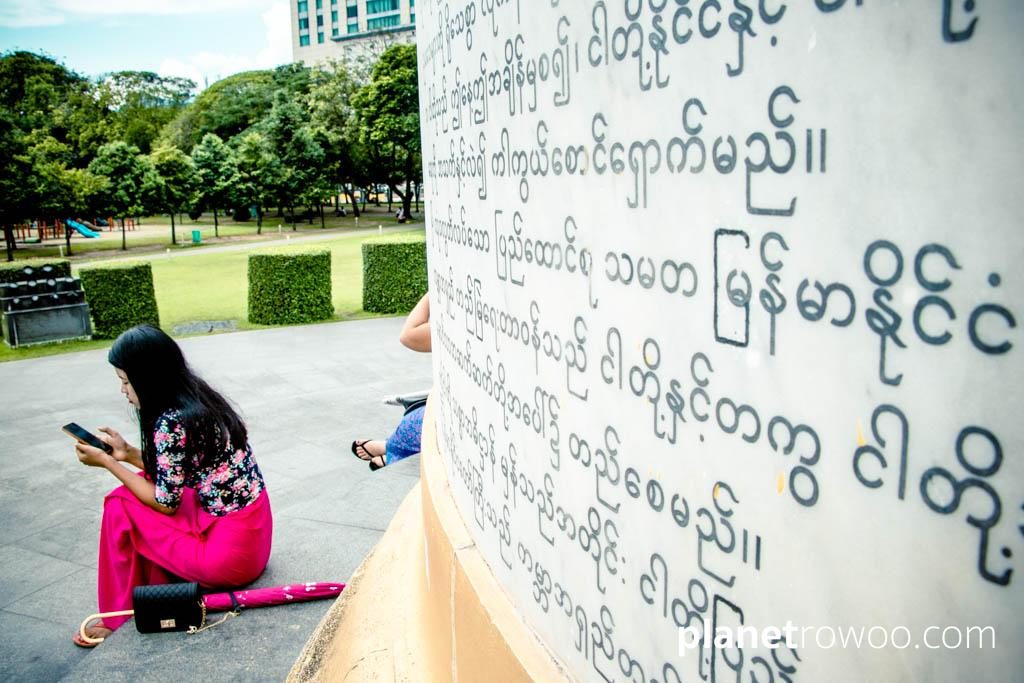 Independence Monument, Maha Bandula Park