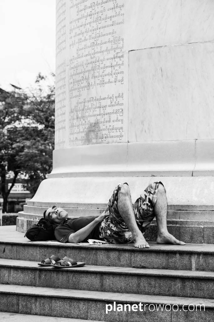 Independence Monument, Maha Bandula Park
