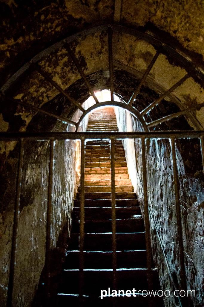 Gated stairwell, Htilominlo temple