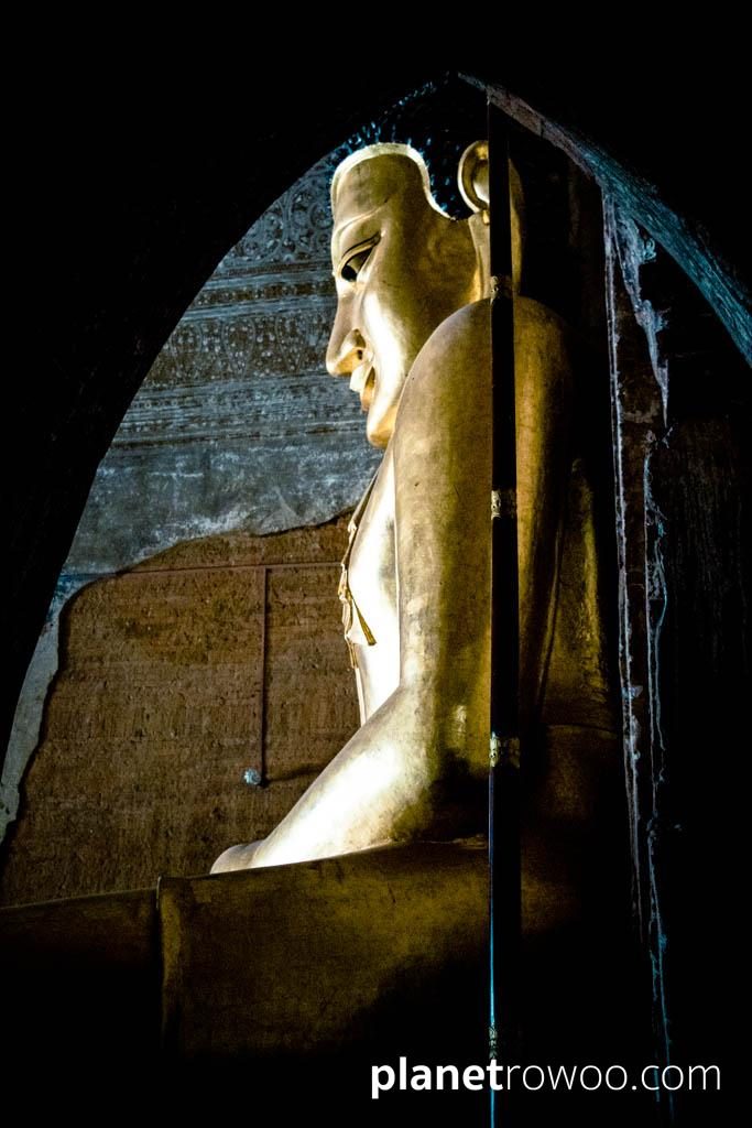 Buddha image through archway, Htilominlo temple