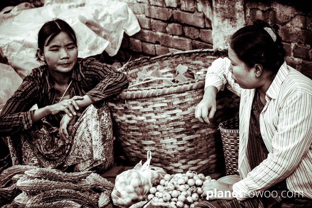 Market vendors chatting, Nyaung U market
