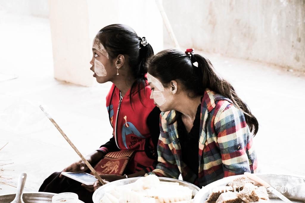 Young vendors with thanaka on their faces in the Shwezigon pagoda walkway