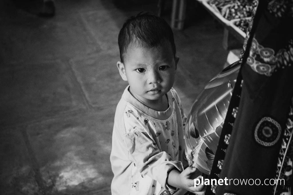 Young boy in the Shwezigon pagoda walkway
