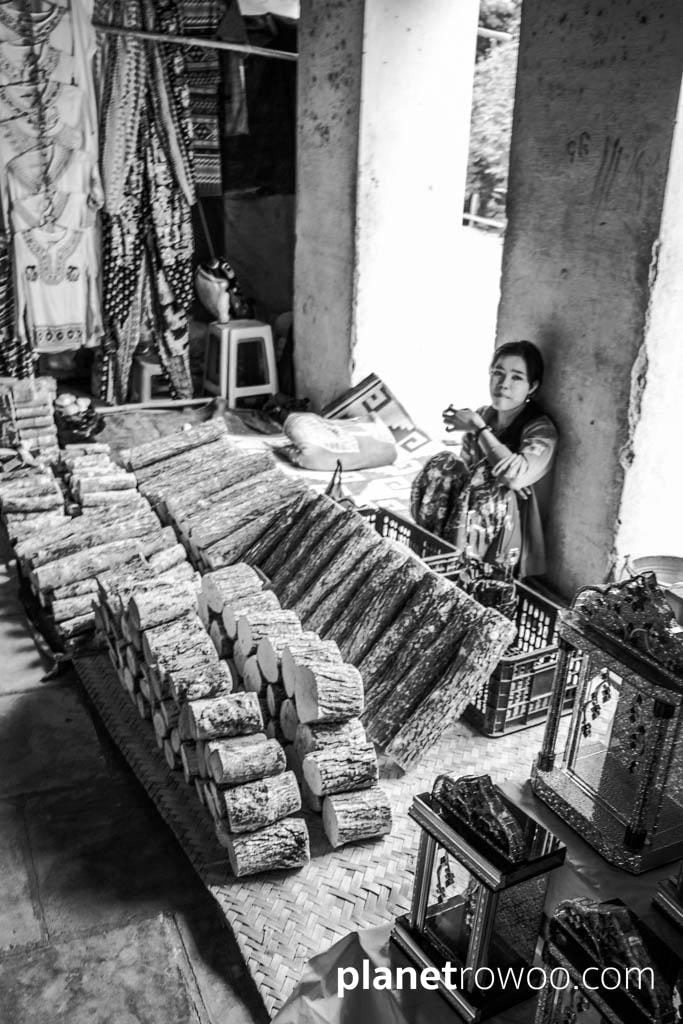 Thanaka seller in the Shwezigon pagoda walkway