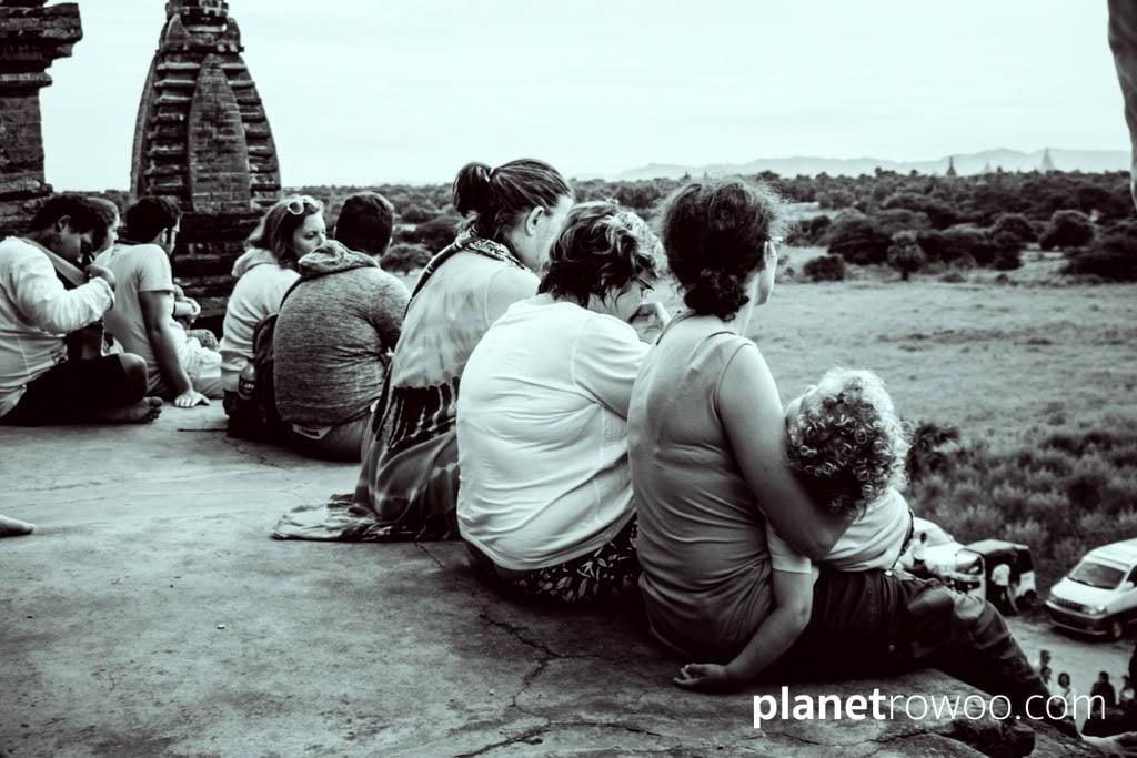 Waiting for the sunset that never arrived, Taung Guni temple