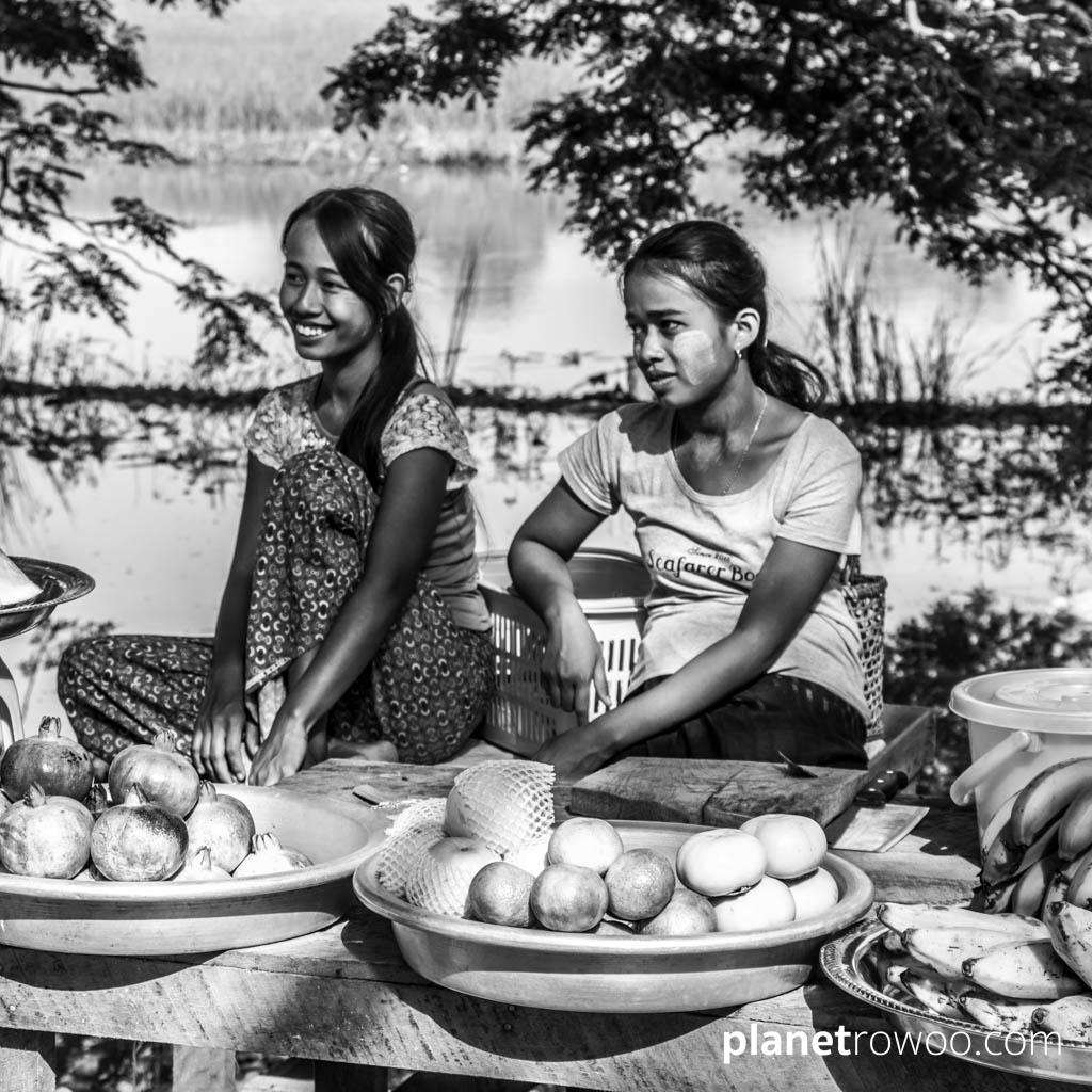 Fruit vendors at the Bagaya Monastery