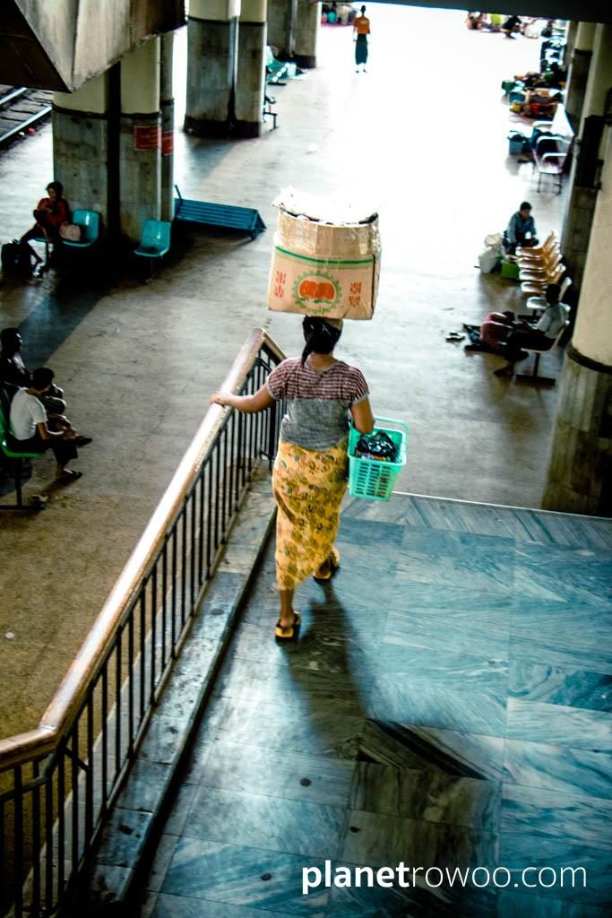 Head-carrying goods, Mandalay train station