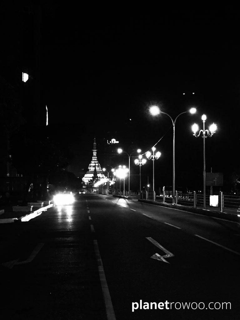 Sule Pagoda at night