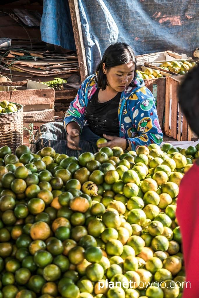 Kalaw orange farmer selects oranges for crating up