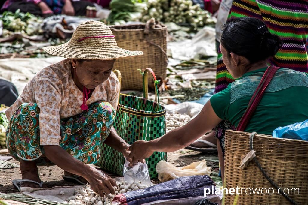 Buying garlic at Mingalar market