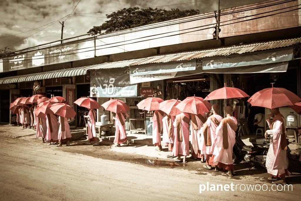 Nyaung Shwe nuns collecting alms