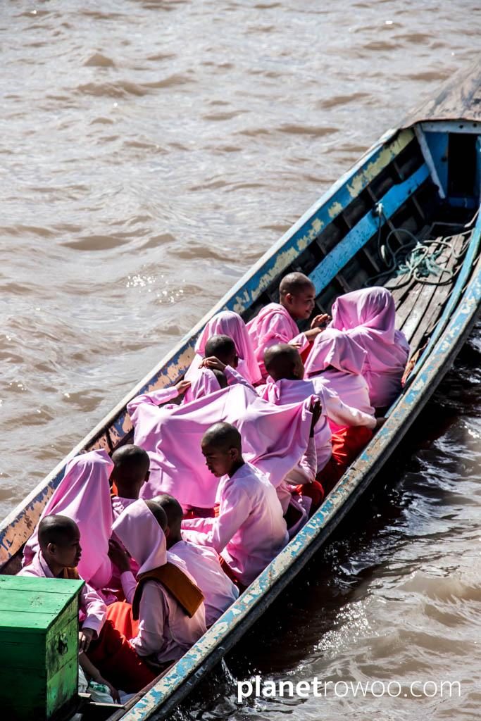 Nyaung Shwe nuns on a trip to Inle Lake