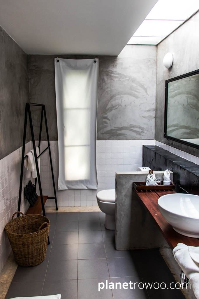 Ensuite bathroom of the Tented Villa at Haadson Resort