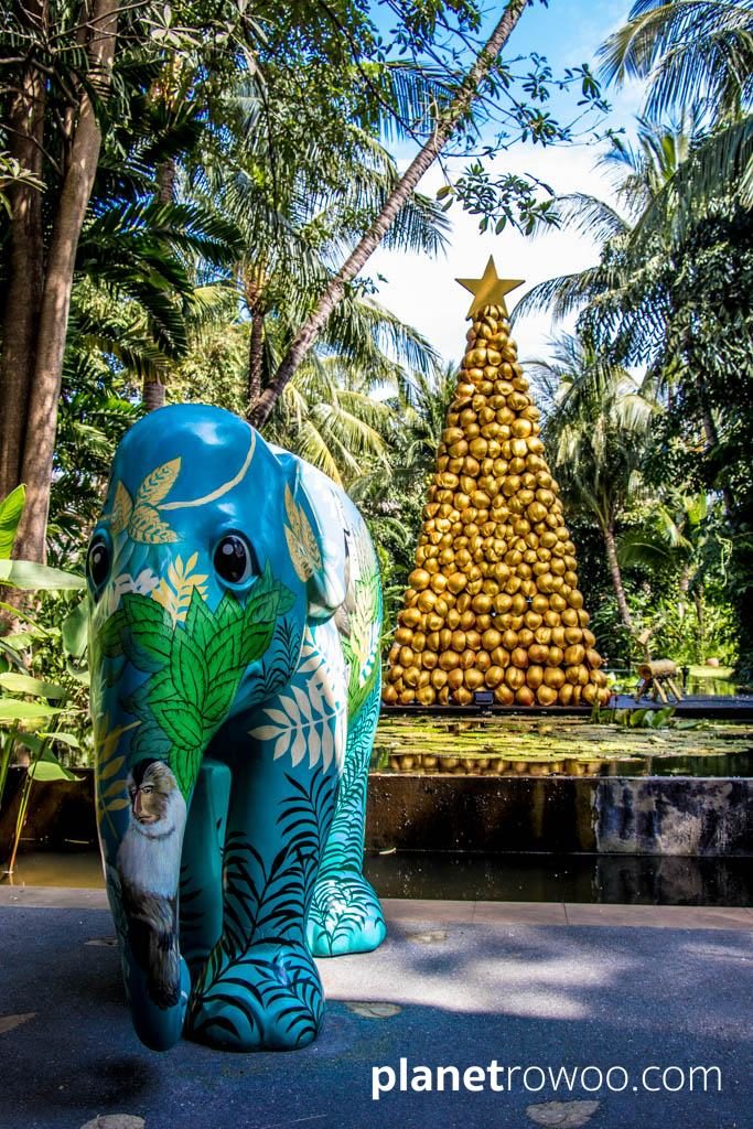 Elephant Parade statue & Coconut Christmas tree