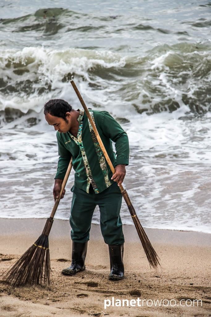 Cleaning the beach at the Anantara Bophut