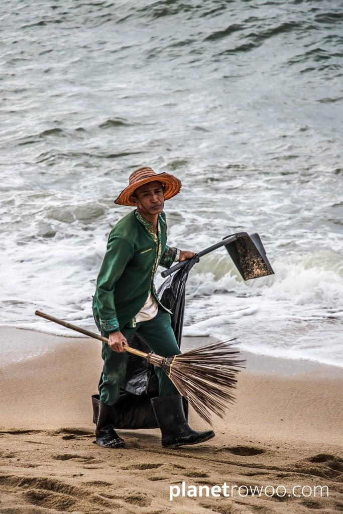 Cleaning the beach at the Anantara Bophut