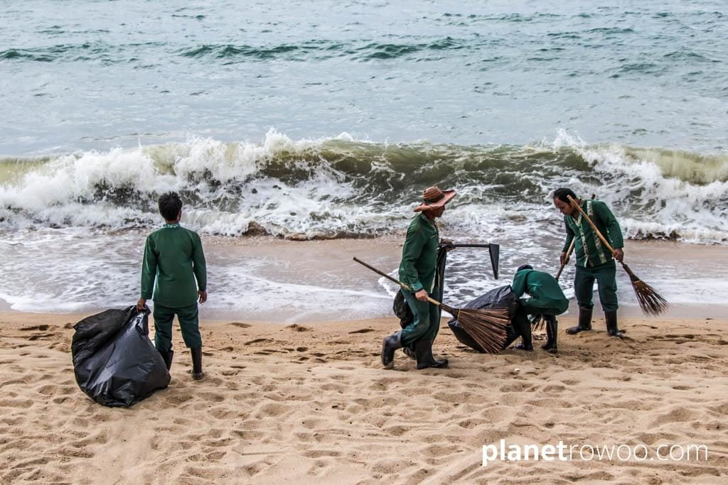 Cleaning the beach at the Anantara Bophut