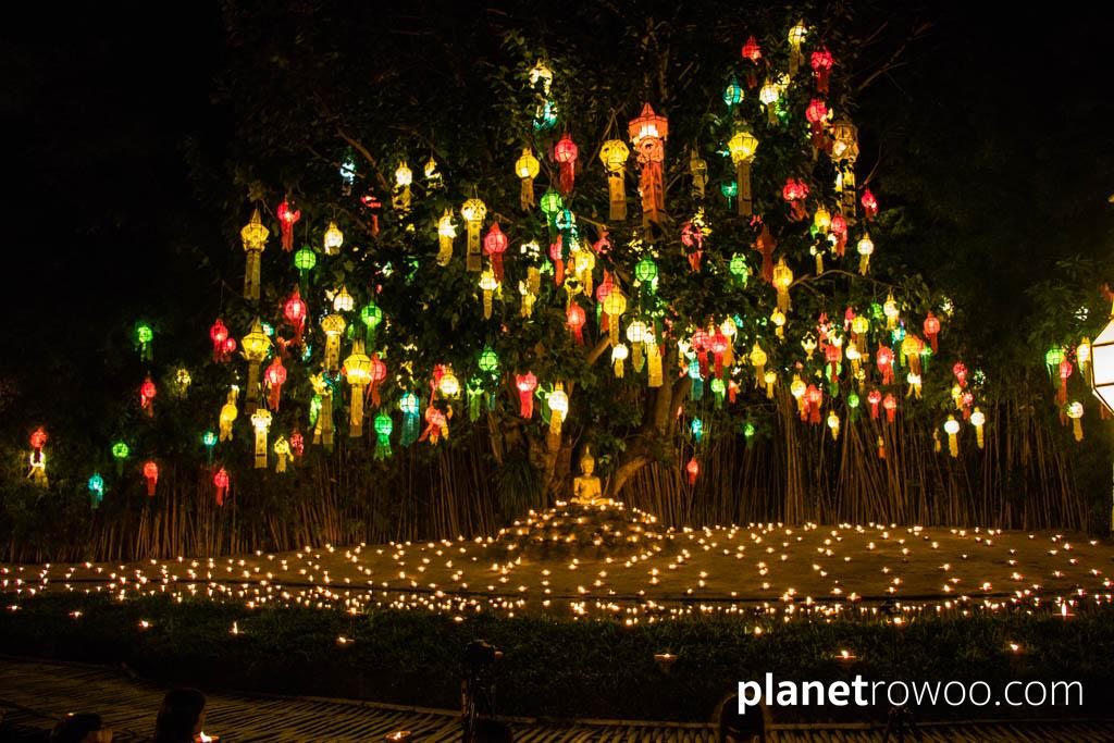 The candle-lit backdrop for the Yee Peng ceremony at Wat Phan Tao in Chiang Mai