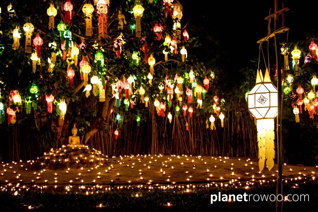 The candle-lit backdrop for the Yee Peng ceremony at Wat Phan Tao in Chiang Mai